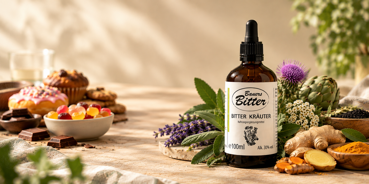 Bauers Bitter Kräutertropfen neben Schokolade, Süßigkeiten und Gebäck – mit ausgewählten Kräutern und Wurzeln als Titelbild zum Thema Bitterstoffe und Heißhunger auf Zucker.