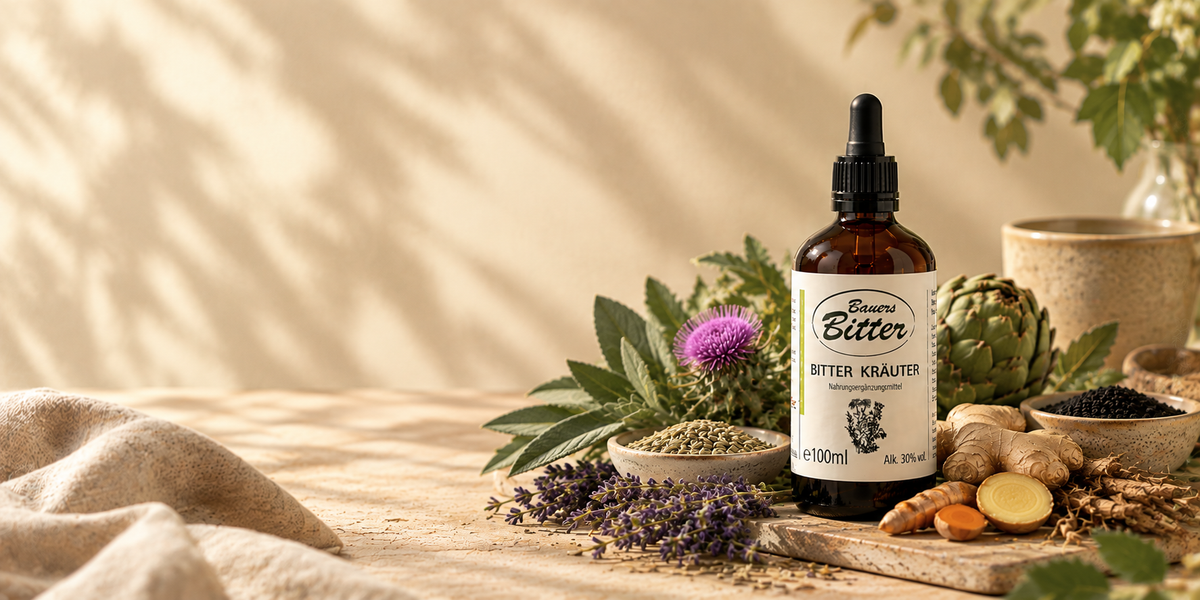 Bauers Bitter Kräutertropfen mit ausgewählten Kräutern und Wurzeln wie Artischocke, Mariendistel, Lavendel und Ingwer in warmer, natürlicher Umgebung – Titelbild zum Thema Bitterstoffe und Wohlbefinden in den Wechseljahren.